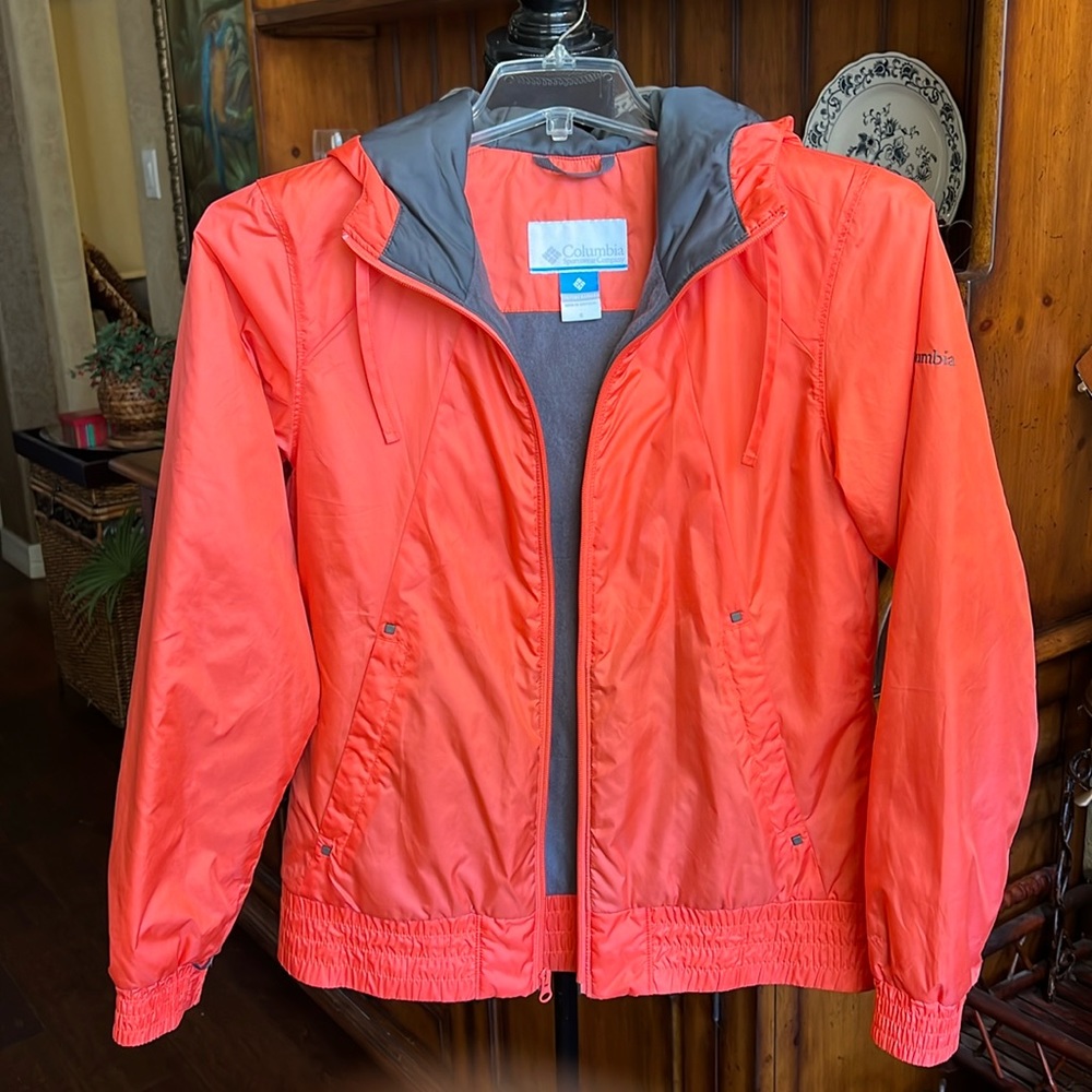 Women’s Columbia  Lightweight jacket. Color salmon